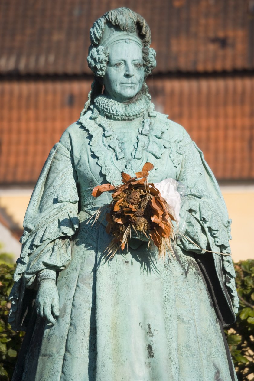 Statue av dronning Caroline Amalie (1796-1881) av Danmark (bronse) av Christien Gottlieb Vilhelm Bissen