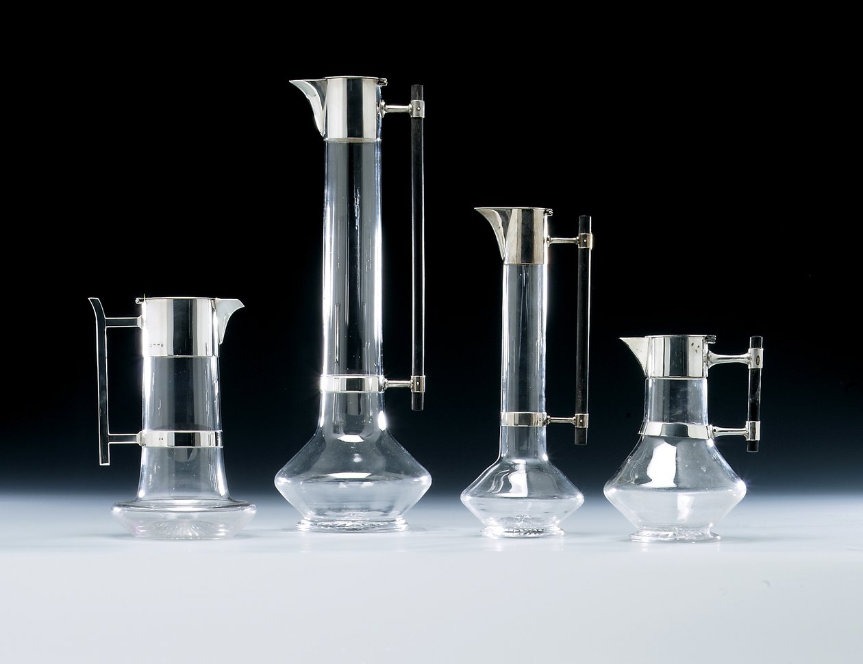 En sølvmontert claretmugge og annet glass av Christopher (attr. to) Dresser