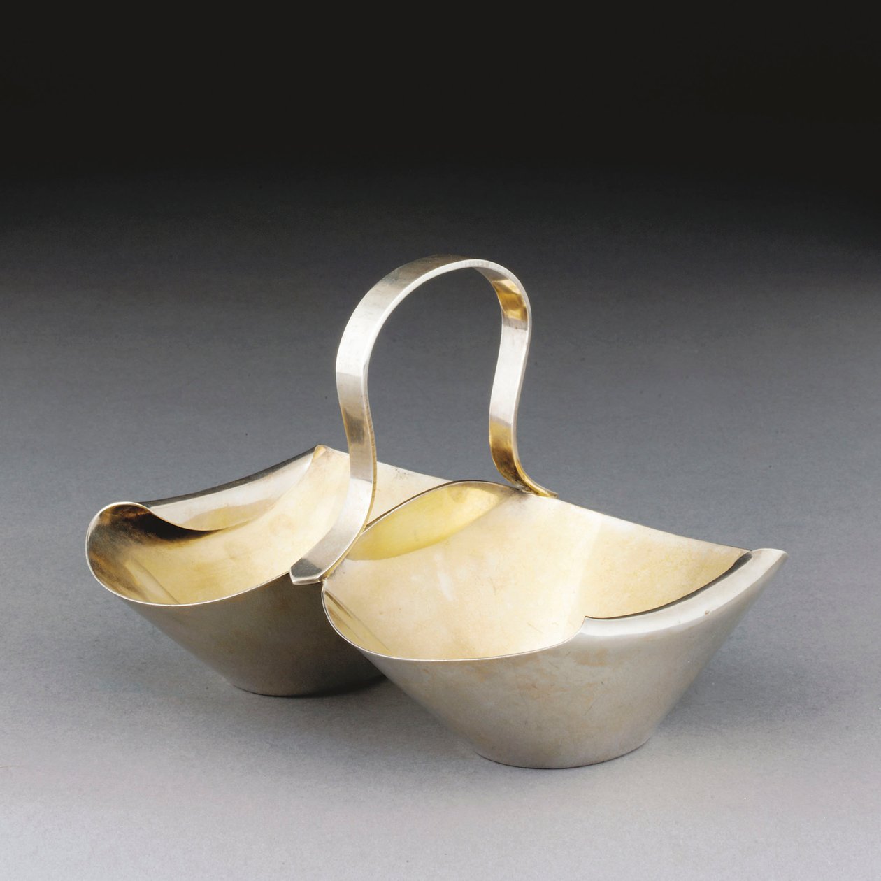 En hvit metallkurv av Christopher Dresser
