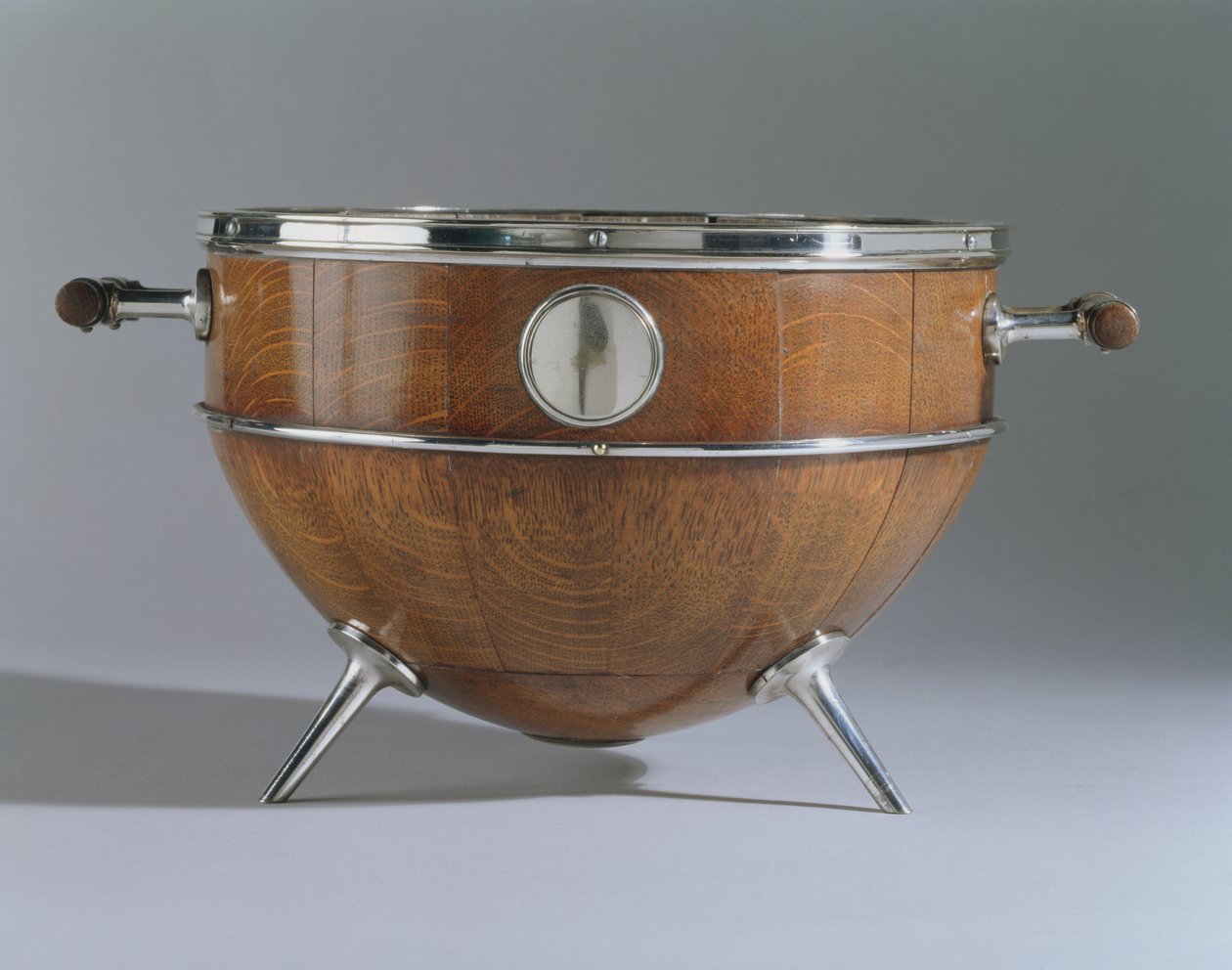Skål, 1880 (kvartet eik, galvanisert sølv og glass) av Christopher Dresser