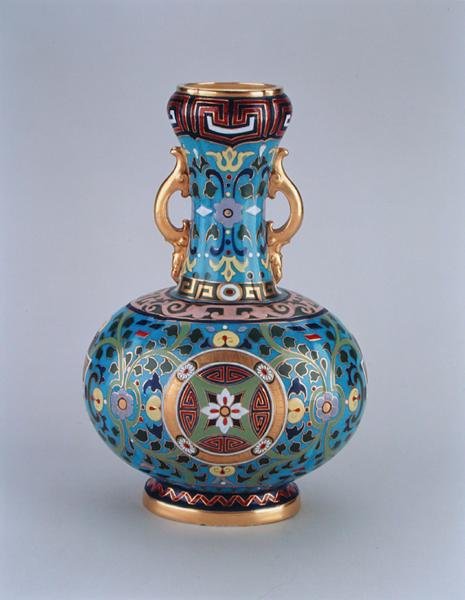 Dummyvase dekorert i imitasjon av cloisonne, Minton & Co, ca. 1870 (porselen) av Christopher Dresser
