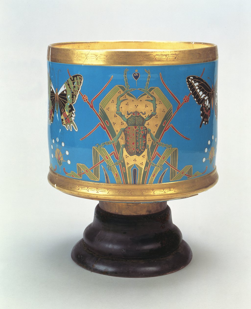 Jardiniere dekorert i imitasjon av cloisonne med biller og sommerfugler, Minton & Co., 1867 (porselen med trebunn) av Christopher Dresser