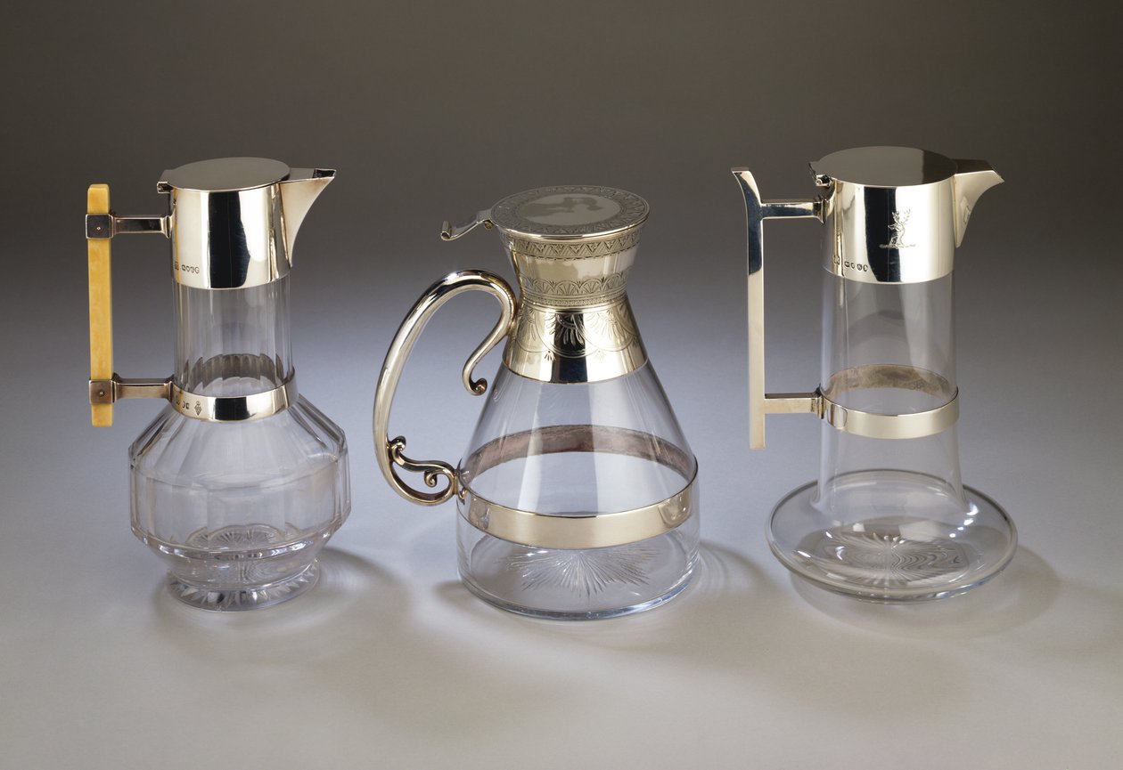 Sølvmontert claretmugge, 1882; elektroplatemontert claretmugge med dekor i estetisk stil til monteringer; sølvmontert claretmugge, 1880, alt produsert av Hukin & Heath (kuttet glass) av Christopher Dresser