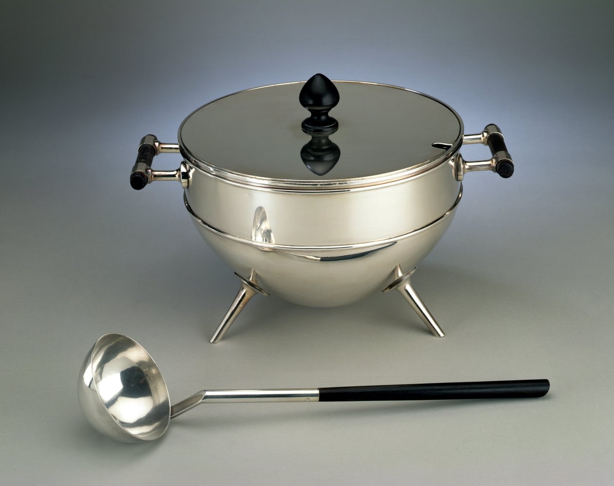 Suppeterrin og øse, produsert av Hukin & Heath, 1880 (elektroplate og ebonisert tre) av Christopher Dresser