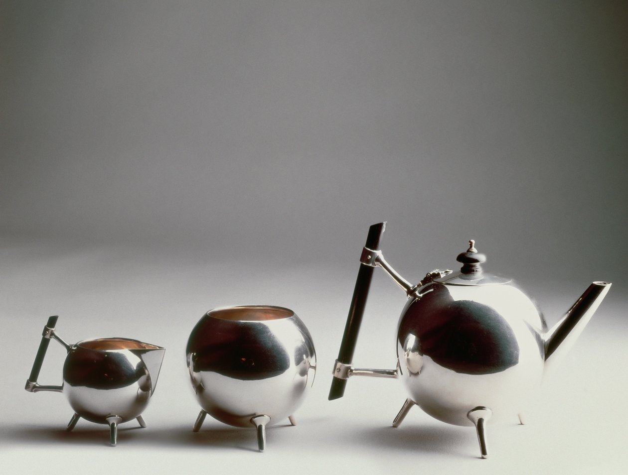 Tesett produsert av Elkington & Company, ca. 1925 (elektroplate) av Christopher Dresser