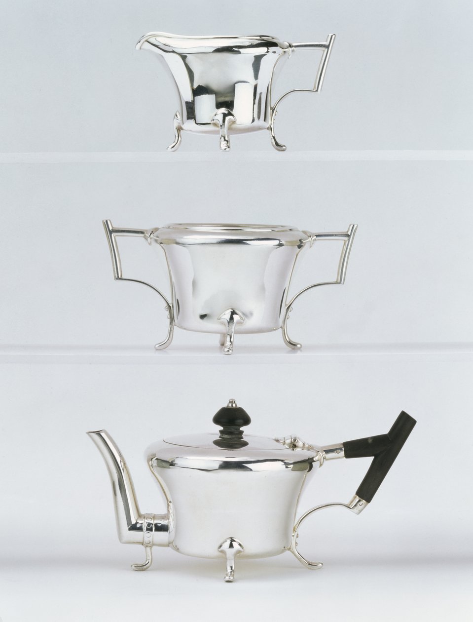Tredelt teservise, designet i 1878, laget av Hukin & Heath (elektroplate og ibenholt) av Christopher Dresser