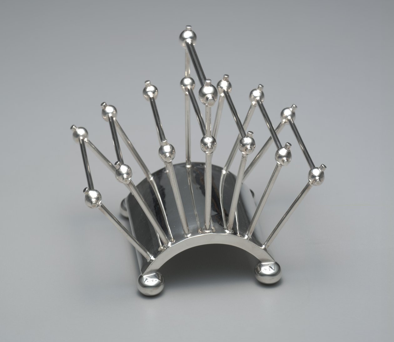 Toaststativ, ca. 1881 (sølvplate) av Christopher Dresser