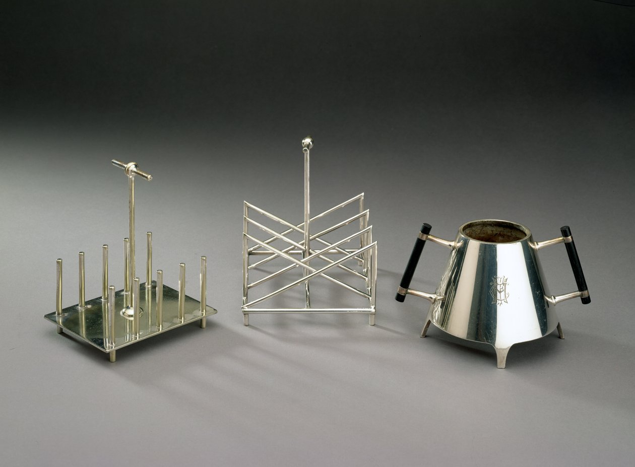 Toaststativ med stående støtter, produsert av Hukin & Heath, 1878 (se 46533 for detaljer); trekantede toaststativ, produsert av Elkington & Co., ca. 1875-88; sukkerskål med ebonisert tre h av Christopher Dresser