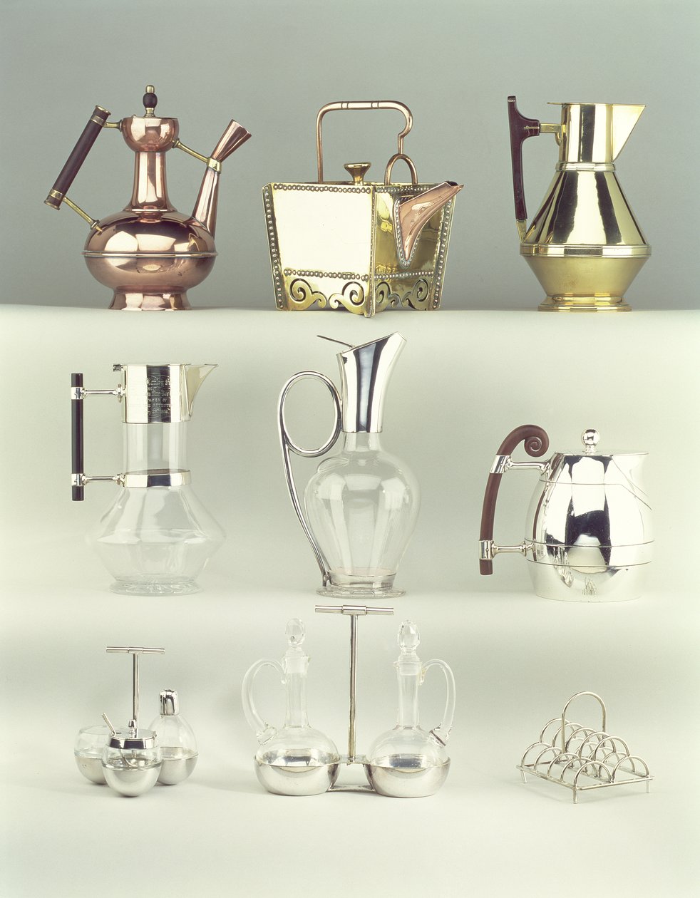 Topp, L-R: Oriental Coffee Pot, Benham & Froud, ca. 1888 (messing, kobber og tre); Japanese Rivetted Square Teapot, Benham & Froud, ca. 1888 (kobber og messing); Claret Jug, Richard Perry, Son & Co., ca. 1880 av Christopher Dresser