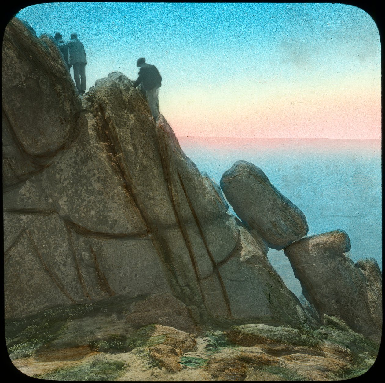 Klatring på Logan Rock, nær Treen, Cornwall, sent på 1800- eller begynnelsen av 1900-tallet. av Church Army Lantern Department