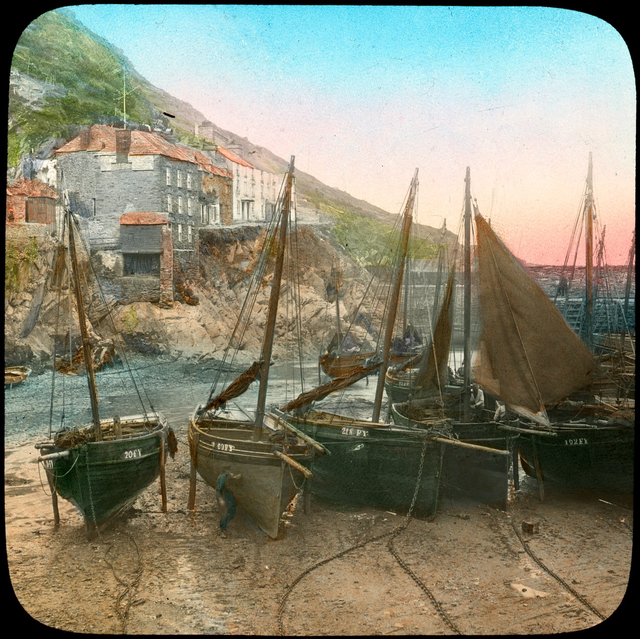 Fiskeflåte ved lavvann, Polperro, Cornwall, slutten av 1800- eller begynnelsen av 1900-tallet av Church Army Lantern Department