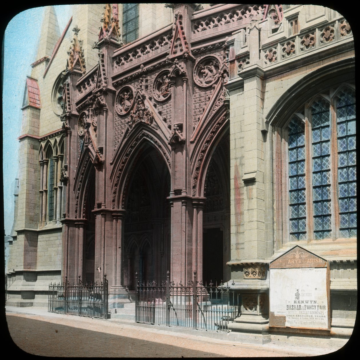 Porch of Truro Cathedral, Cornwall, tidlig på 1900-tallet. av Church Army Lantern Department