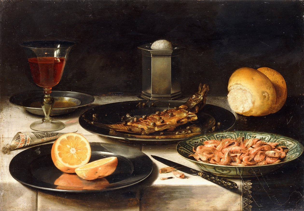 En sild med kapers og en skivet appelsin på tallerkener og en skål med reker på et bord, av Charlotte Evans
