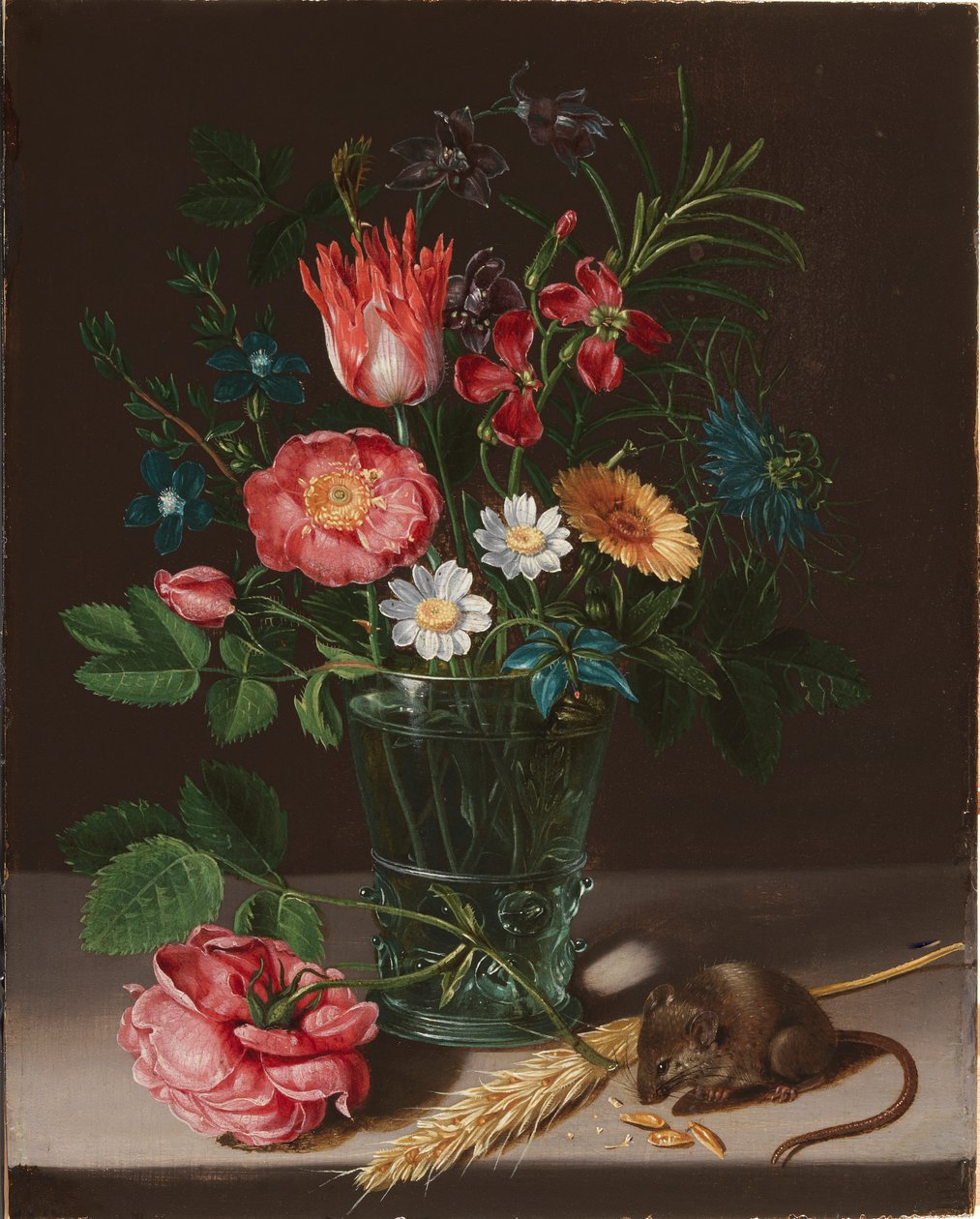 Blomster i en vase med en bitende mus. av Clara Peeters