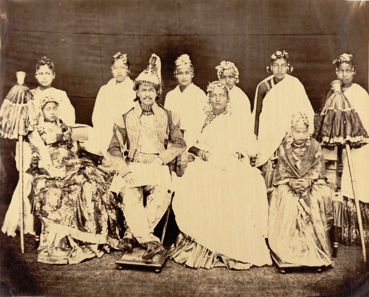 Jung Bahadoor med sin hovedkone, 2 døtre og slavepiker av Clarence Comyn Taylor