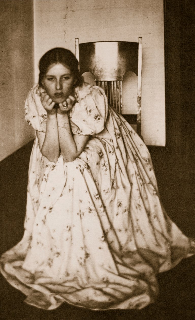 Jente i en blomstret kjole, ca. 1910 (fotogravyr) av Clarence Henry White