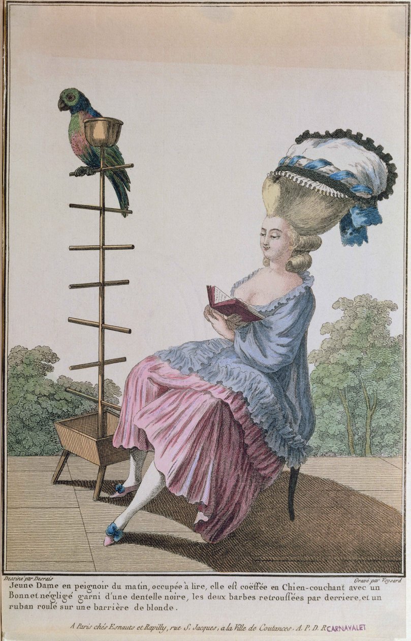 Ung kvinne som leser i en dagskjole med en forseggjort frisyre og panser, plate 20 fra 