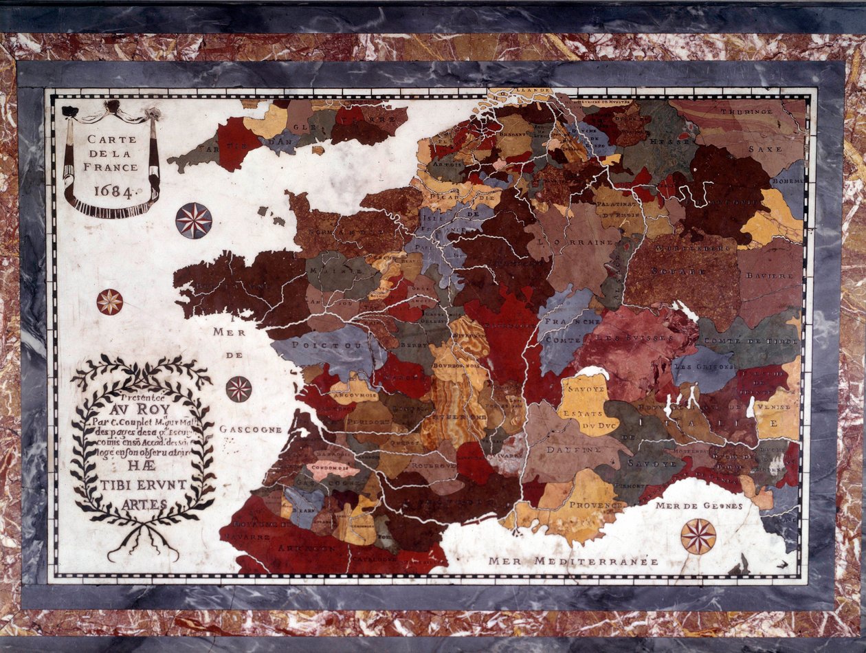 1600-tallskart over Frankrike med decoupage av forskjellige regioner. Bord ebene Napoleon III som støtter en mosaikkplate av harde steiner, marmor og albatre som representerer Frankrike rundt 1684, bordplaten er en del av Marie-Antoinettes møbler på Grand  av Claude Antoine Couplet