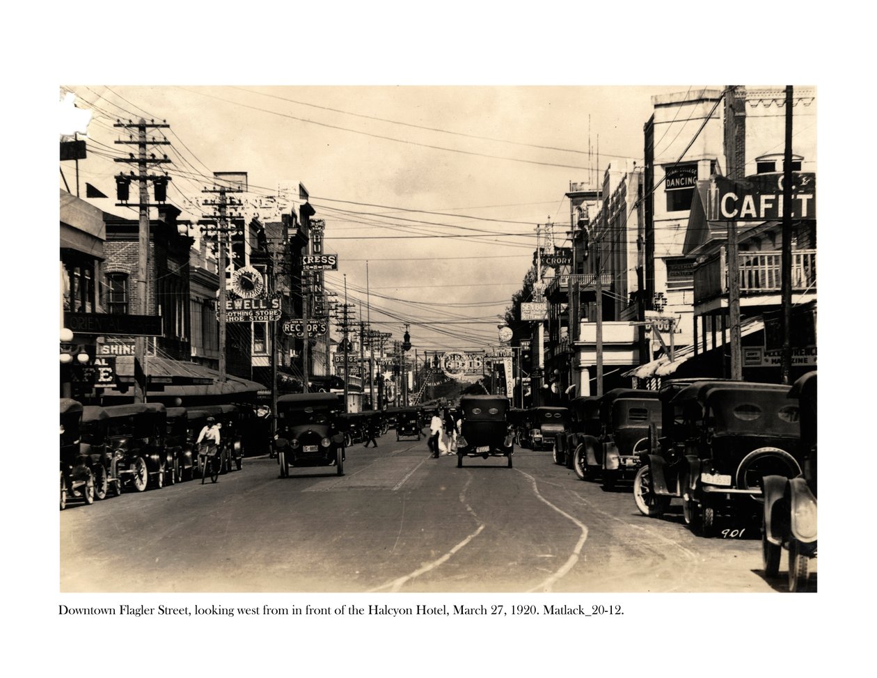 Flagler Street, vestover fra foran Halcyon Hotel, 27. mars 1920 av Claude C. Matlack
