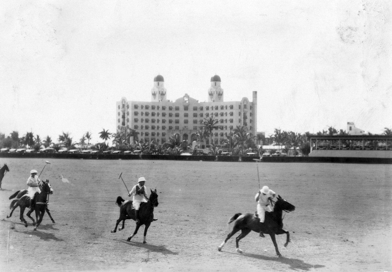 Polokamp foran Nautilus Hotel, Miami Beach, 18. mars 1928 av Claude C. Matlack