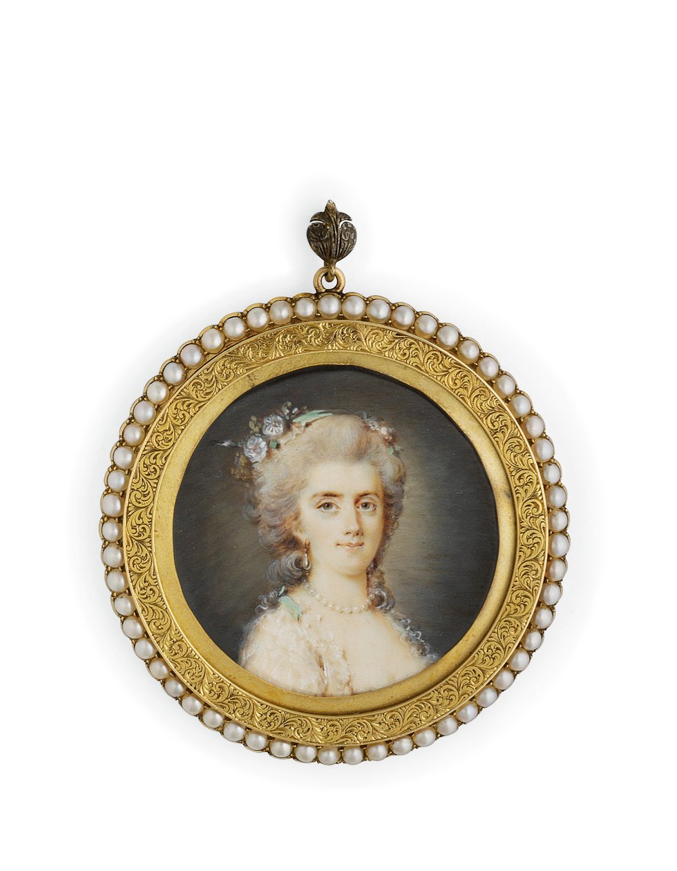 Comtesse Diane de Polignac, i hvit dekolletagekjole, blomster og peppermyntegrønt bånd i det oppsvepte pudderhåret, iført et perlekjede og øredobber (akvarell på elfenben i forgylt metallramme med delt perlekant) av Claude Jean Baptiste (attr. to) Hoin