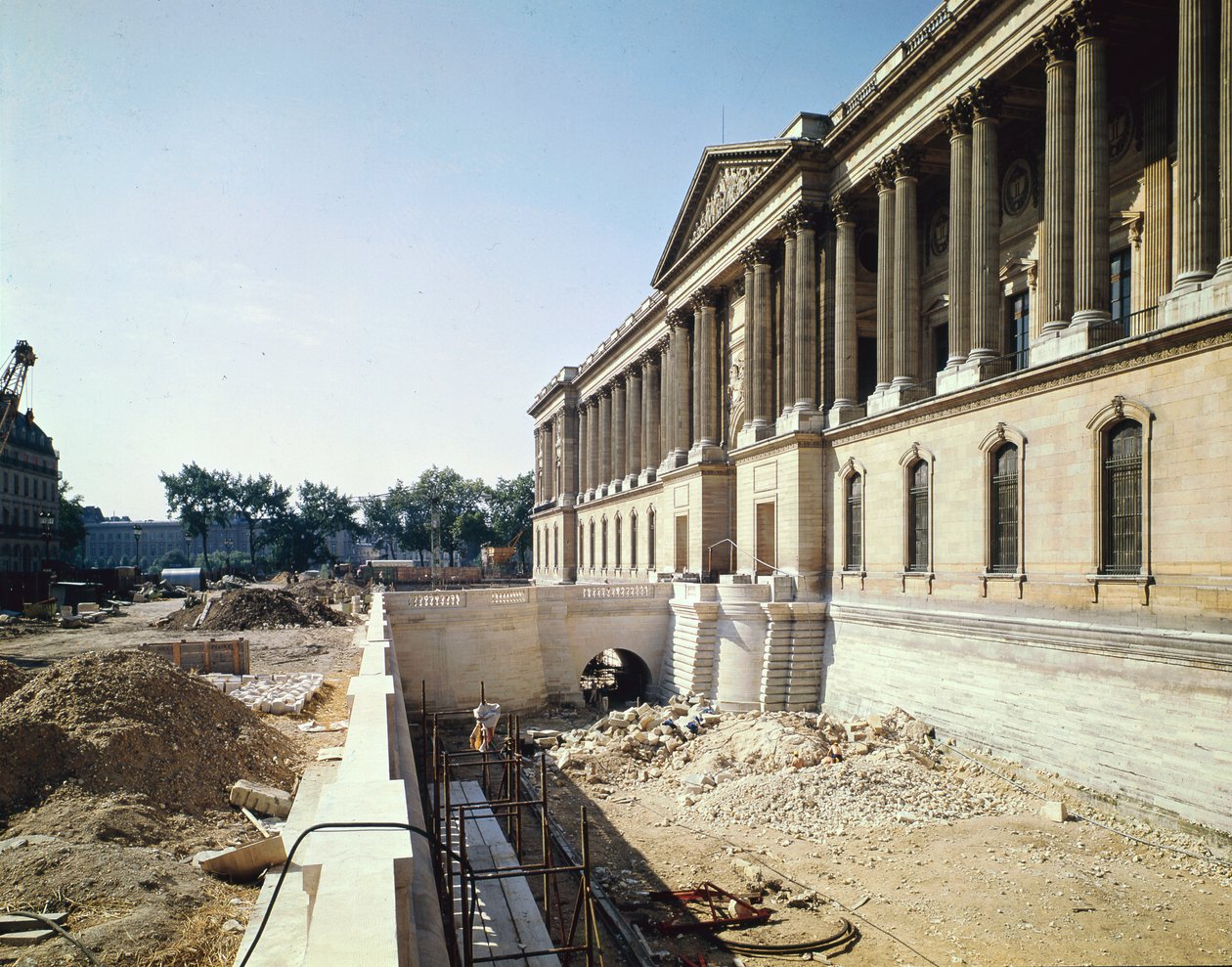 Louvres søylegang fotografert under restaurering, 8. september 1966 av Claude Perrault
