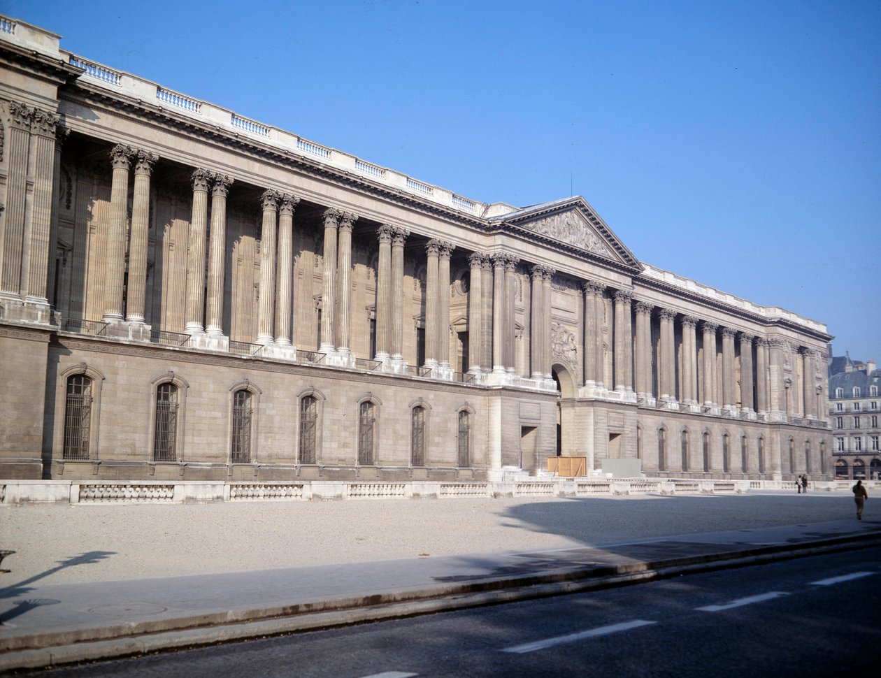 Utsikt over Palais du Louvre og søylegangene. Laget av arkitekten Claude Perrault (1613-1688) av Claude Perrault