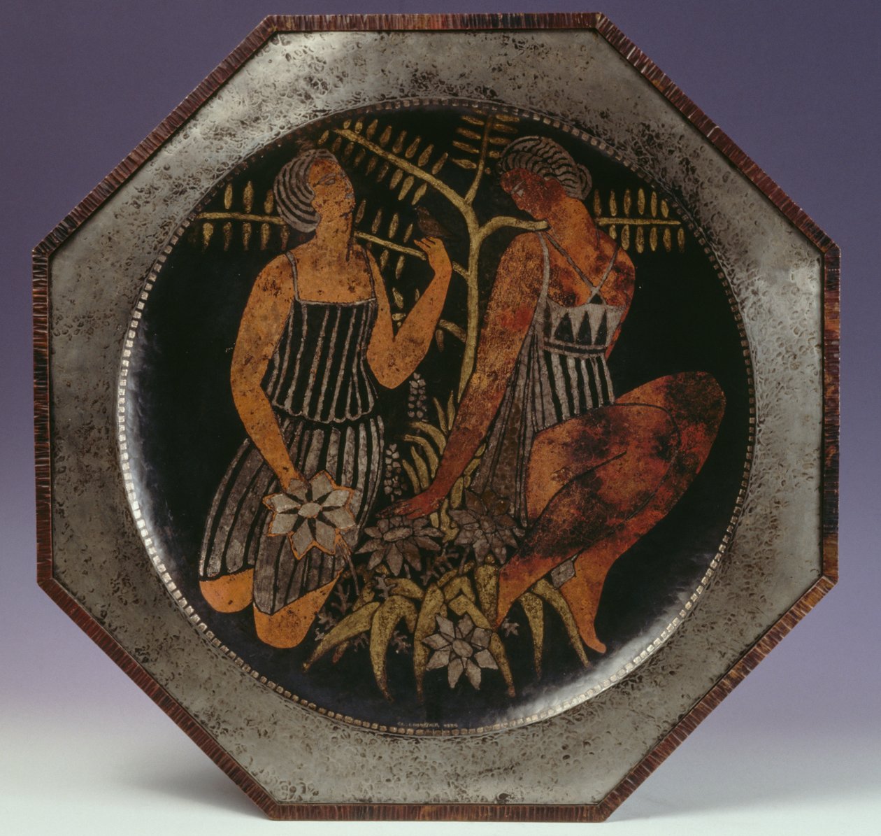 Åttekantet messingplate med to figurer av unge jenter og tre av Claudius Linossier