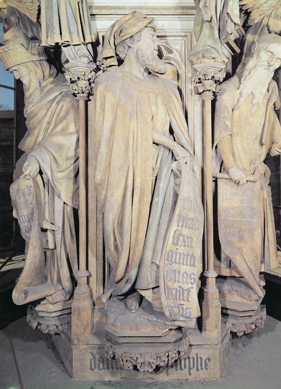The Well of Moses, detalj som viser den sekskantede pidestallen med figurer av Daniel (i midten), Zacharias (venstre) og Jesaja (til høyre) 1395-1404 av Claus and Malouel, Jean Sluter