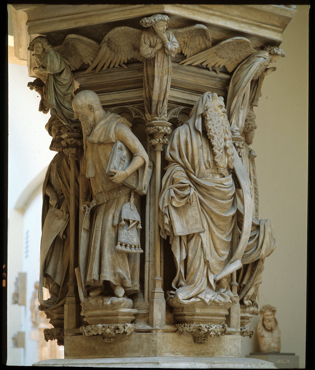 Well of Moses - skulptur anerkjent som mesterverket til den nederlandske kunstneren Claus Sluter (1340-1405/6) - flamsk gotisk kunst: pidestall med representasjoner av Daniel, Zaccharie, Jesaja (til venstre), Moses (til høyre), Jeremie og David av Claus Sl av Claus Sluter