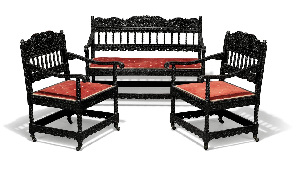 Sent viktoriansk utskåret ebonisert sofa og et par lenestoler, sent på 1800-tallet (ebonisert tre og rød chenille) av Collinson and Lock