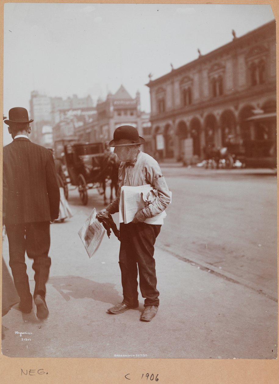 En mann som står på fortauet til Broadway mellom 34th St. og 35th St. og holder avisen The Evening Telegram av Company Byron