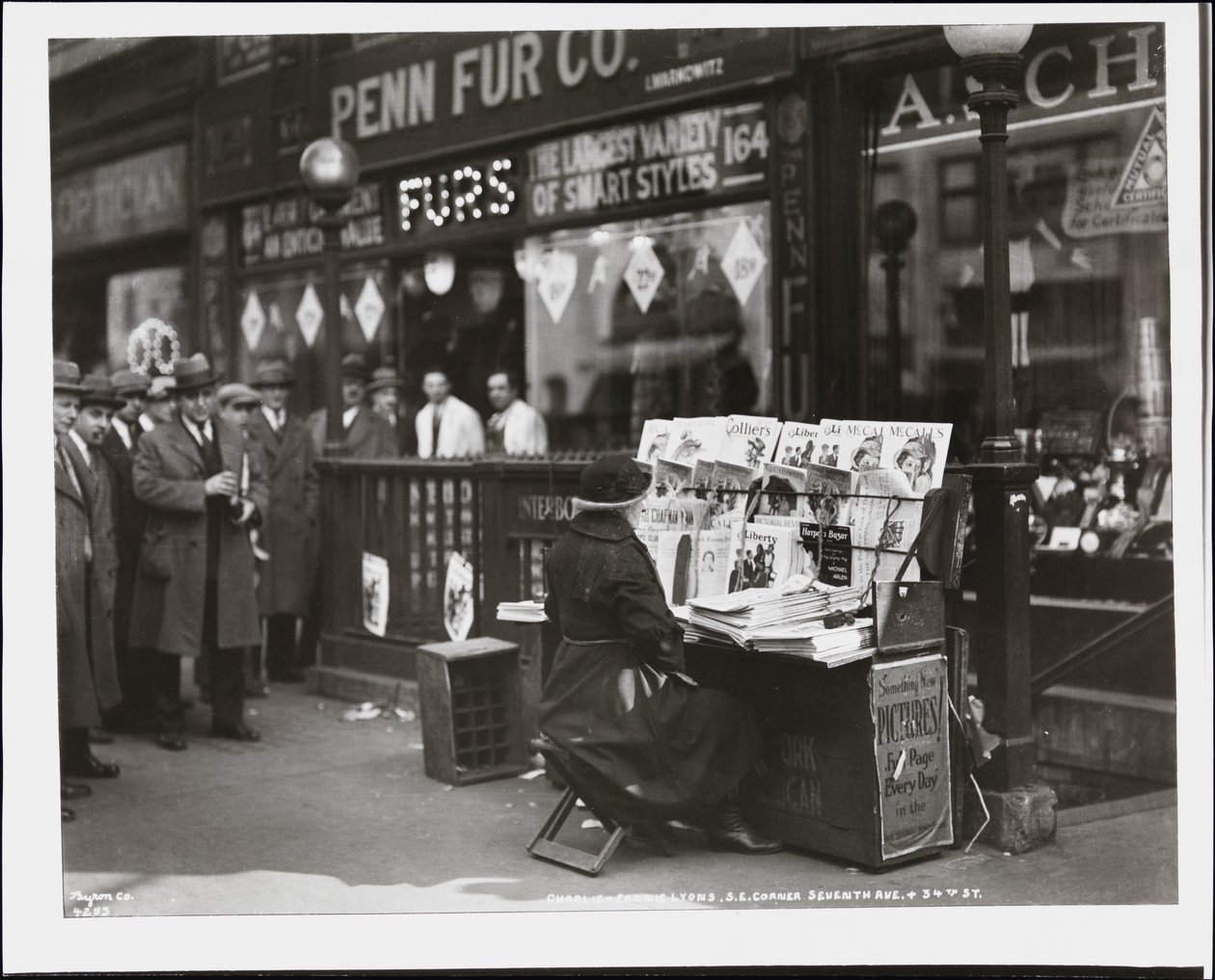 Blind nyhetsforhandler, Fannie Lyons, på standen hennes på det sørøstlige hjørnet av 7th Avenue & 34th Street av Company Byron