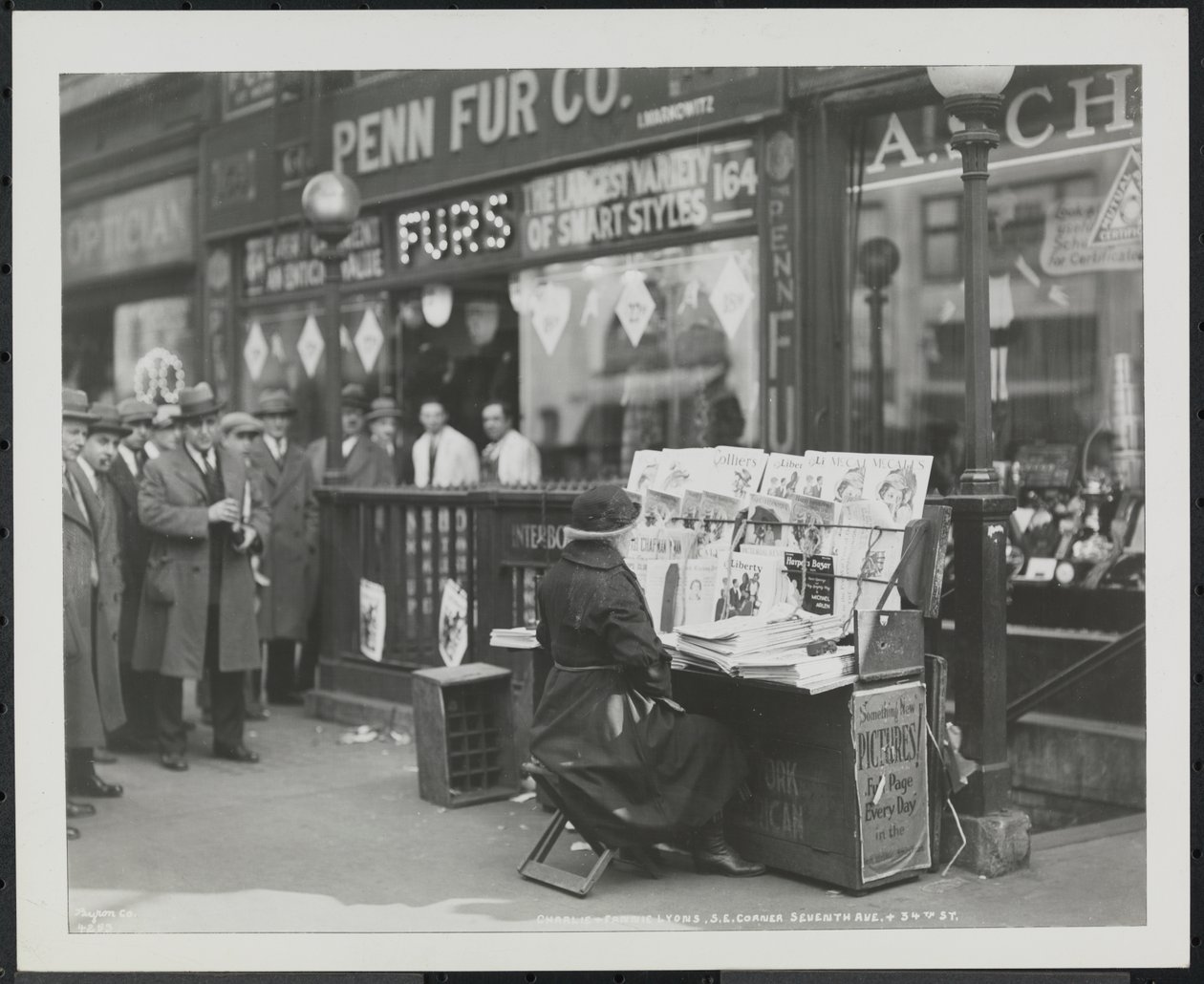 Blind nyhetsforhandler, Fannie Lyons, på standen hennes på det sørøstlige hjørnet av 7th Avenue & 34th Street av Company Byron