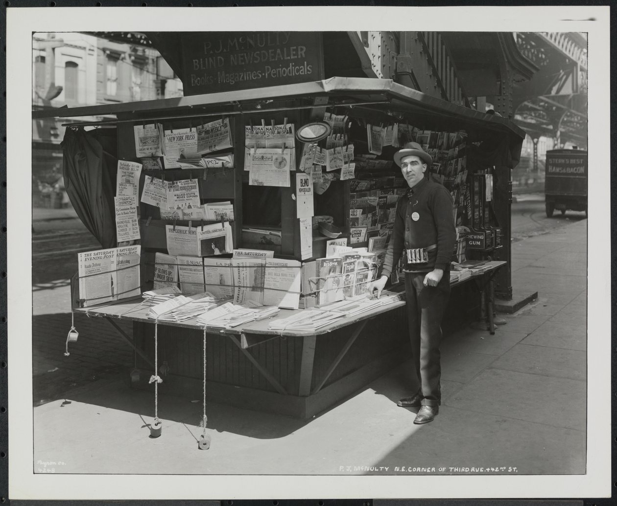 Blind nyhetsforhandler, PJ McNulty på standen hans på det nordøstlige hjørnet av 3rd Avenue & 42nd Street av Company Byron