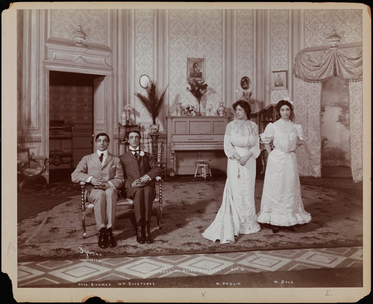 Charles Richman som John Worthing, William Courtney som Algernon Moncrieff, Margaret Anglin som Gwendolen Fairfax, og Margaret Dale som Cecily Carew i en gjenoppliving av Oscar Wildes "The Importance of Being Earnest", presentert av Charles Frohman av Company Byron