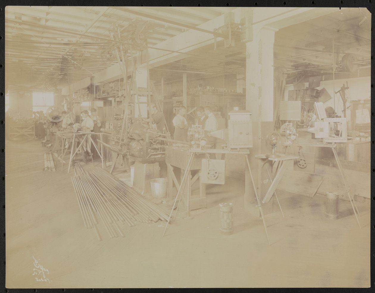 Dressler & Co. filmlaboratorium med folk som jobber, New York av Company Byron