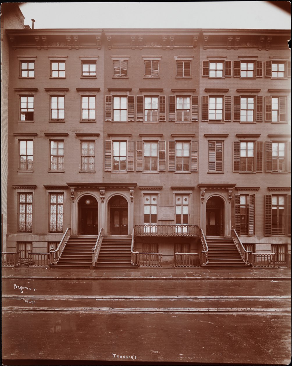 Fasade til National Conservatory of Music of America (Thurber's) på 128 East 17th Street; tilstøtende bygninger synlige, New York av Company Byron
