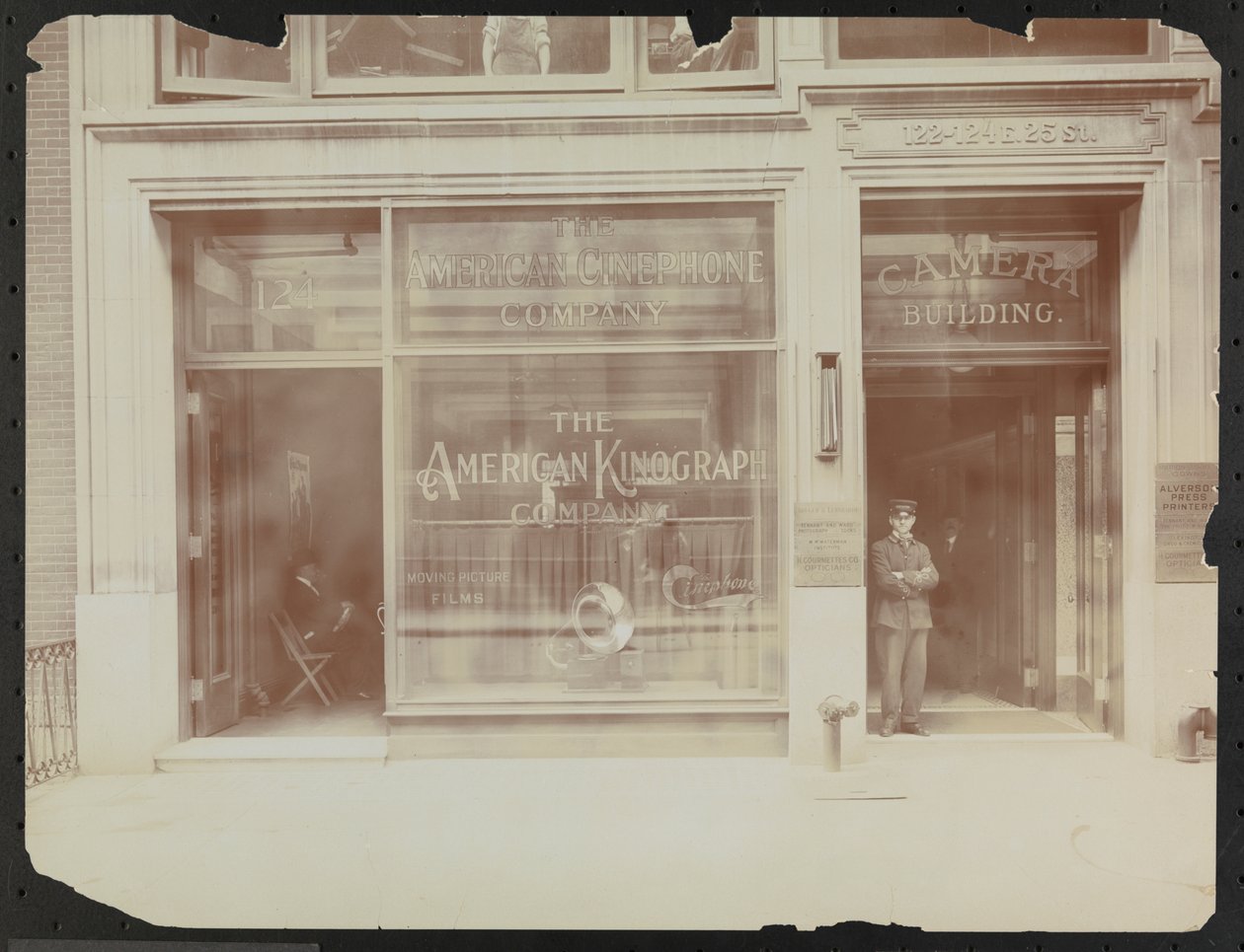 Første etasjes fasade på 122-124 E. 25th Street, Camera Building, American Cinephone Company, American Kinograph Company og dørvakt, New York av Company Byron