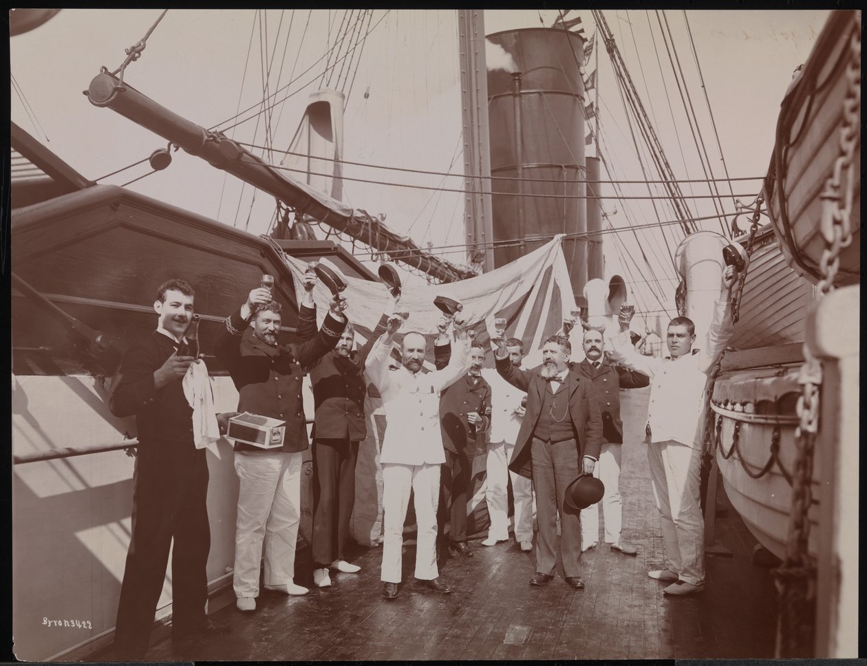 Offiserer og mannskap skåler med champagne og sigarer på dekket av S.S. "Umbria", ca. 1897 (s/hv-bilde) av Company Byron