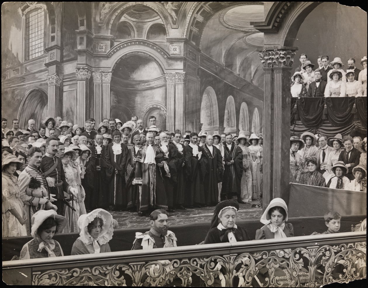 Stillbilde fra filmen 'Sixty Years a Queen', ca. 1914 (s/hvitt-bilde) av Company Byron