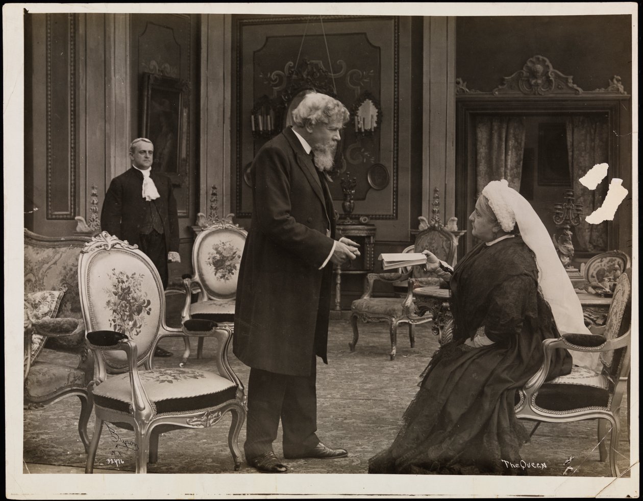 Stillbilde fra filmen 'Sixty Years a Queen', ca. 1914 (s/hvitt-bilde) av Company Byron