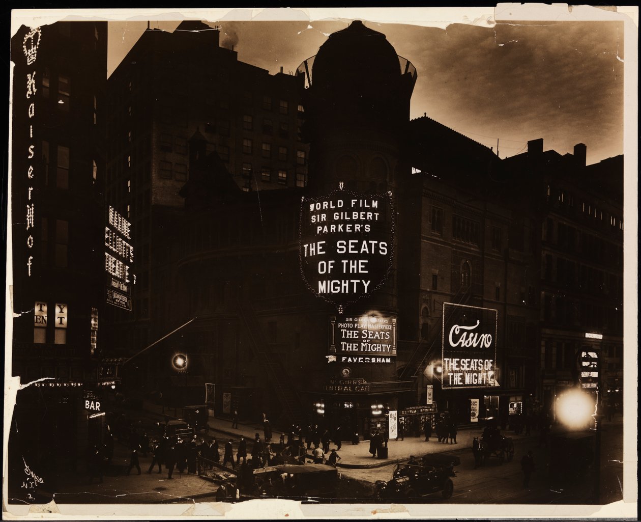 Casino Theatre om natten, folkemengder og biler, og bygningsarbeidere graver i gaten, Broadway og 39th St., New York, ca. 1915 (s/hvitt-bilde) av Company Byron