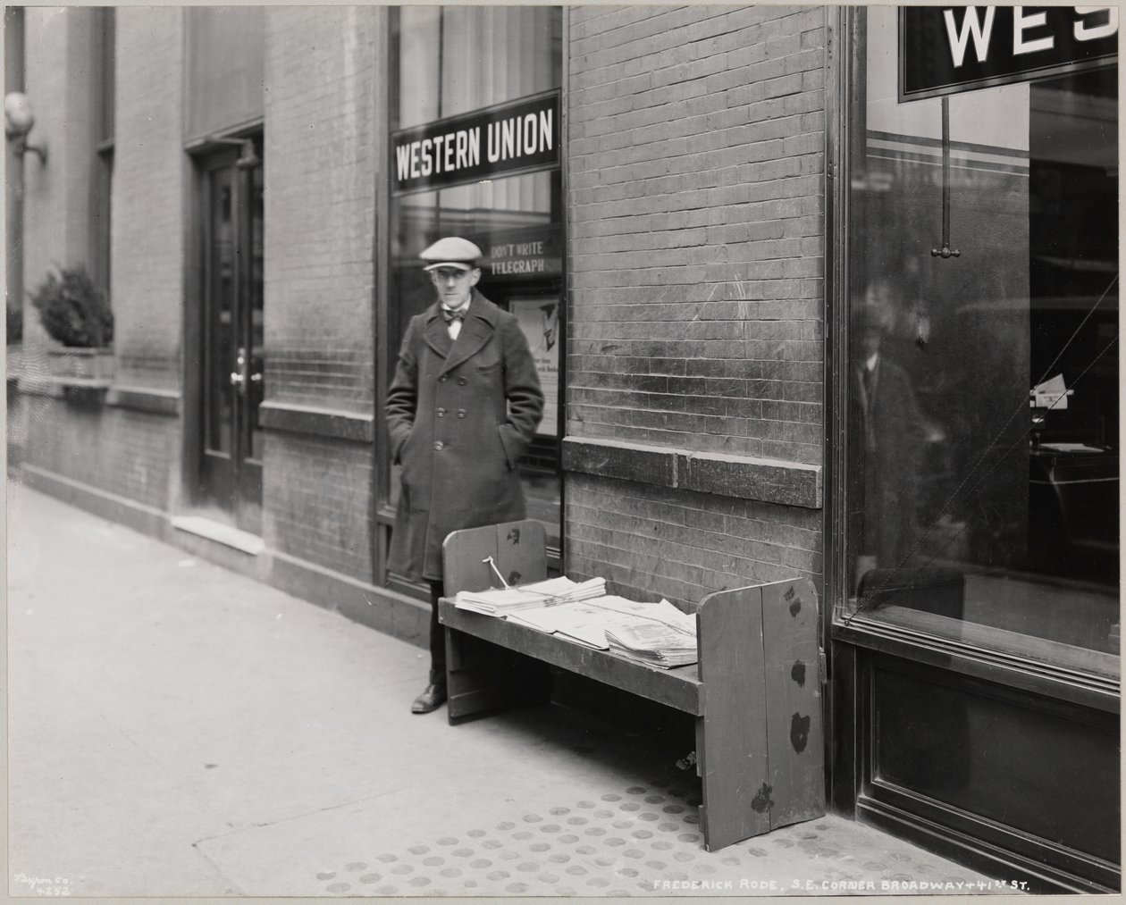 Den blinde avishandleren, Frederick Rode og det sørøstlige hjørnet av Broadway & 41st St. Et Western Union-skilt er synlig i vinduet bak Mr. Rode av Company Byron