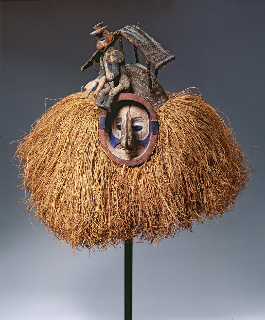 Maske (tre og fiber) (se også 181648) av Congolese