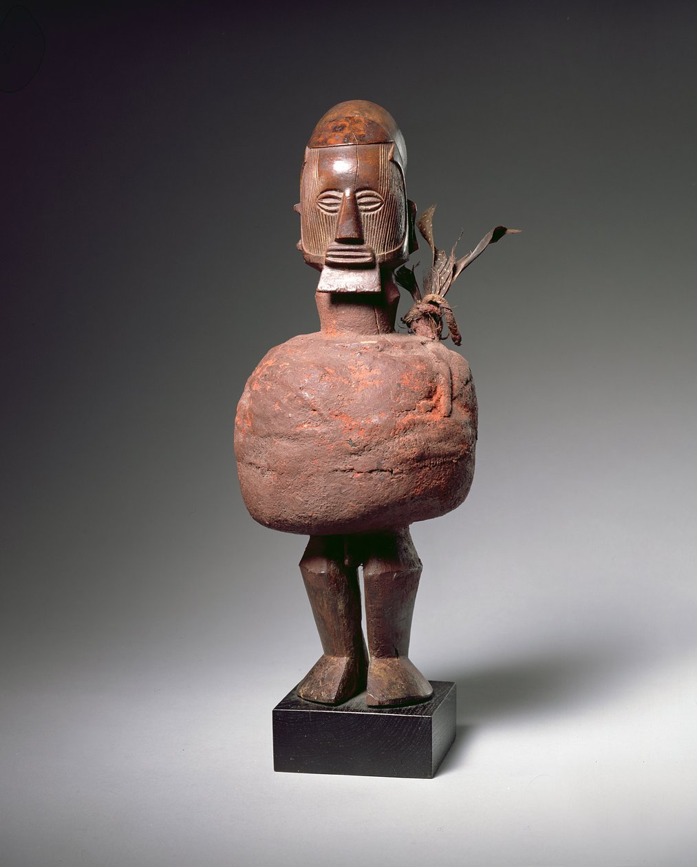 Nkisi Spiritual Figure (tre, leire, tekstil og fjær) (se også 181654) av Congolese