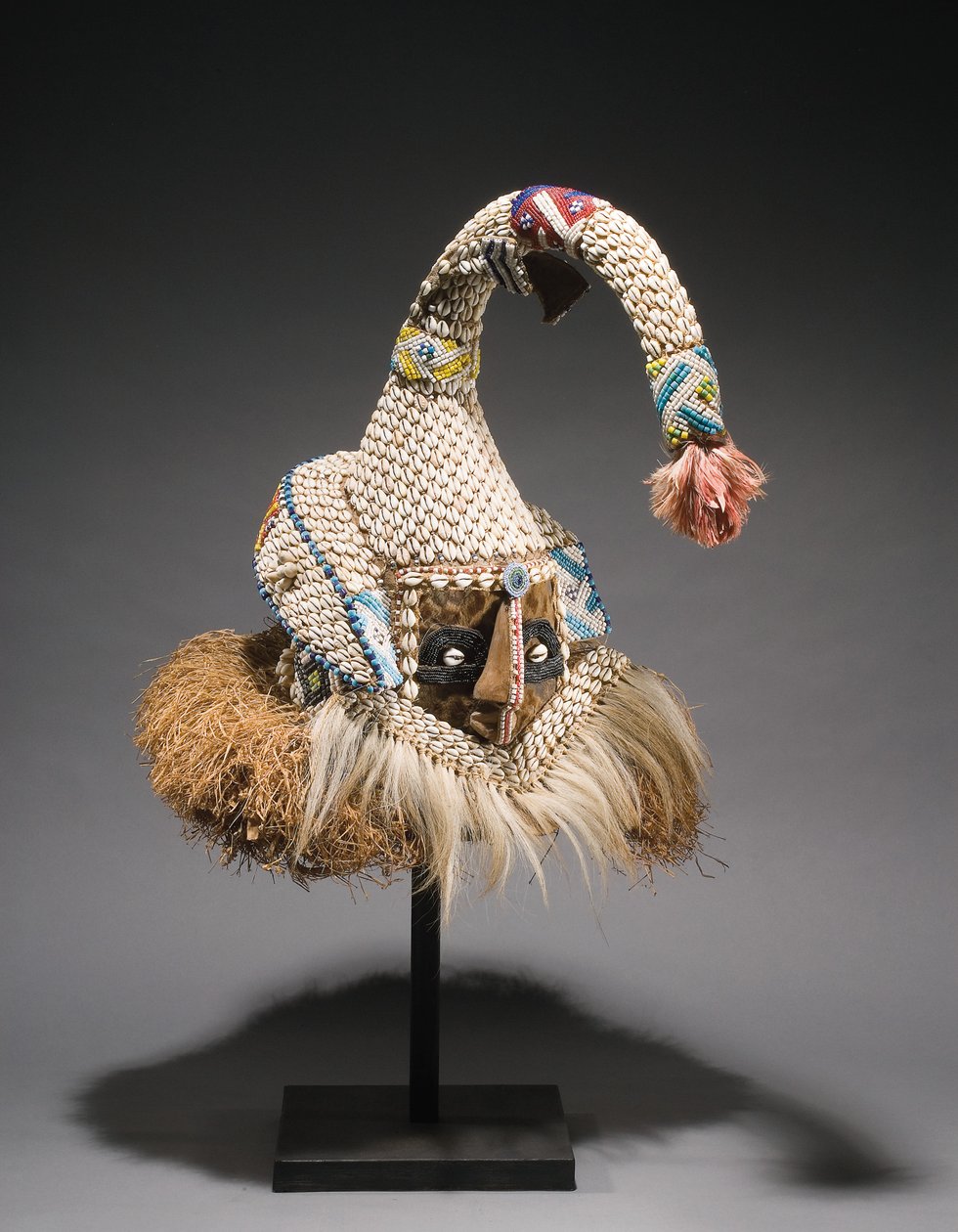 Kuba hjelmmaske (dyre- og vegetabilske fibre, skjell og raffia) av Congolese Congolese
