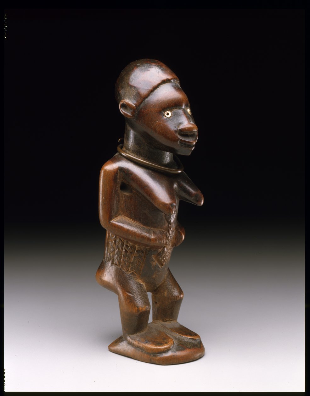 Stående kvinneskikkelse, Bembe-mennesker (tre, perler og metall) av Congolese Congolese