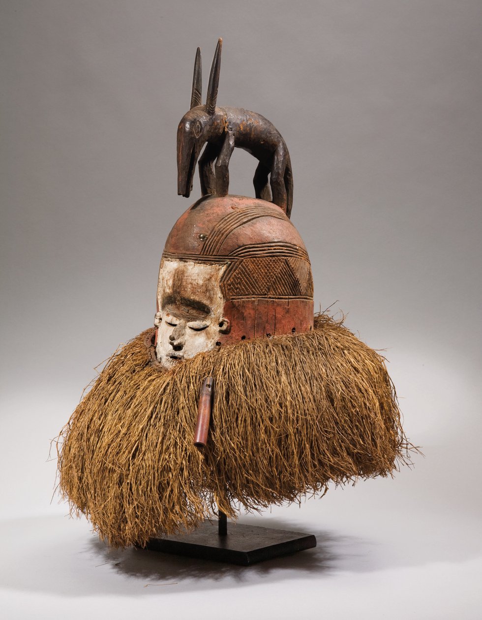 Suku hjelmmaske (dyre- og vegetabilske fibre, tre og raffia) av Congolese Congolese