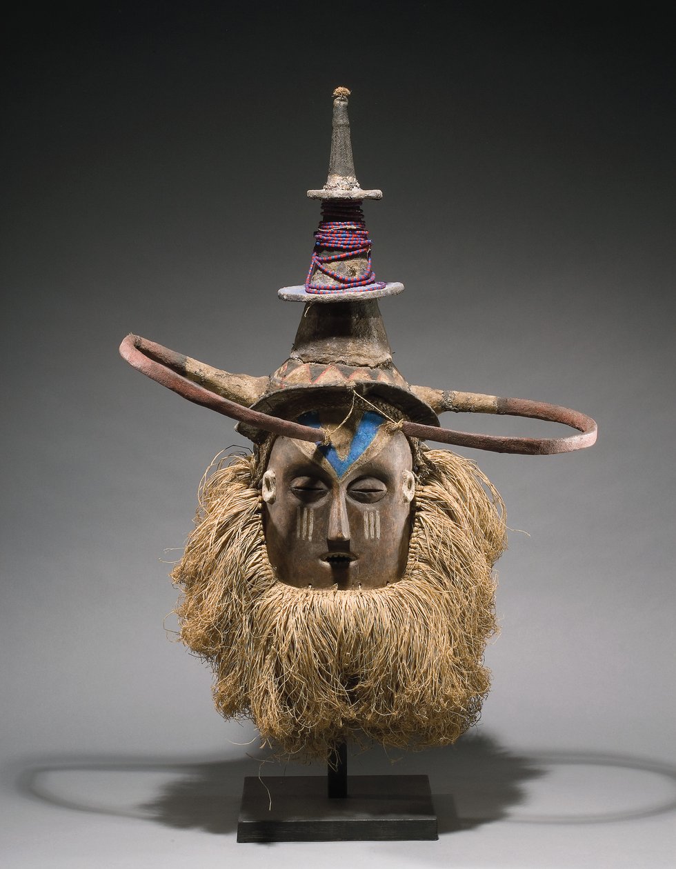 Yaka hjelmmaske (dyre- og vegetabilske fibre, tre og raffia) av Congolese Congolese